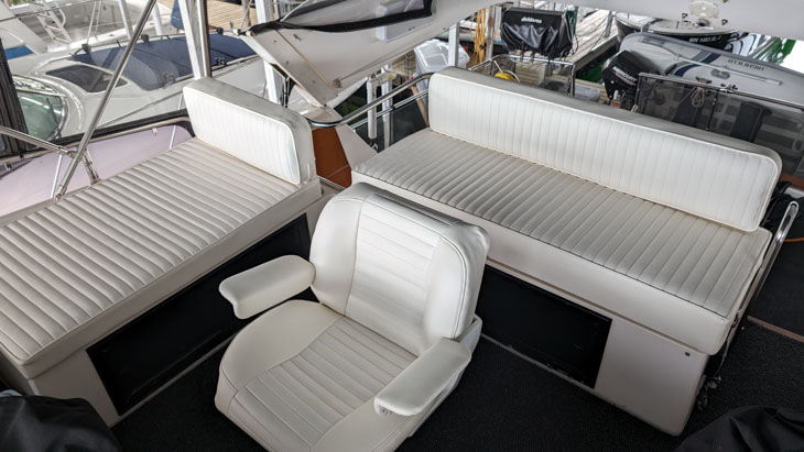 Flybridge seating